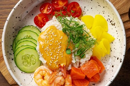 Поке с лососем и креветками