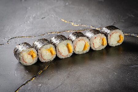 Классический Ролл с камчатским крабом и соусом спайси