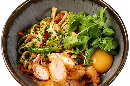 Лапша с хрустящими тигровыми креветками