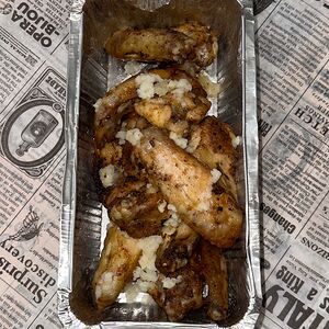 Крылышки, запечённые с чесночком по-домашнему