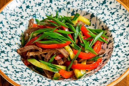 Салат с отварной говядиной