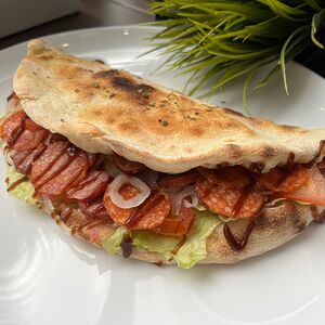 Пита с колбасками барбекю и пепперони