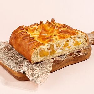 Пирог с персиком и сливочным сыром половинка