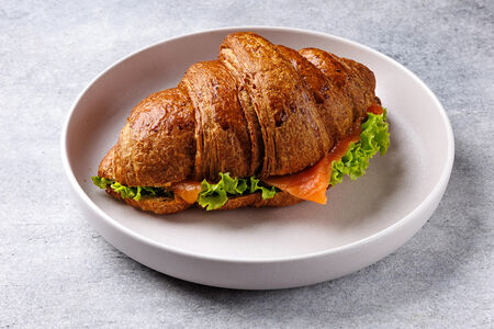 Круассан с семгой