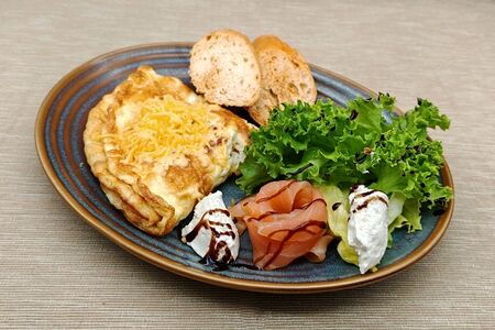 Омлет с семгой и томатами