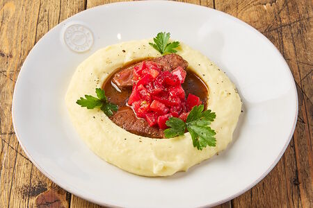 Телячьи щечки с картофельным пюре