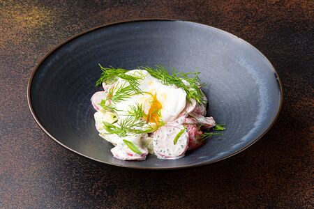 Летний салат с яйцом пашот