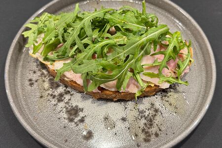 Брускетта с окороком, огурцом, салатом с трюфельными айоли