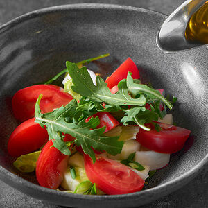 Салат из свежих овощей и зелени с маслом