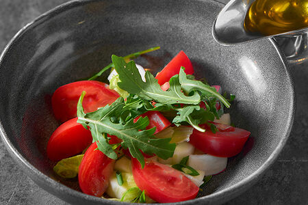 Салат из свежих овощей и зелени с маслом