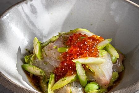 Севиче из дорадо, спаржа, красная икра