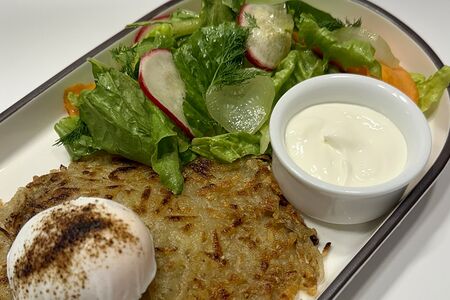 Драники с яйцами пашот и зеленым салатом