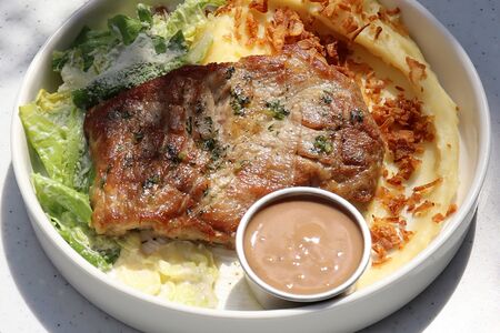 Стейк из свиной шеи с картофельным пюре