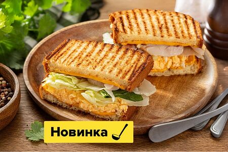 Сэндвич на бриоши с двумя сырами и цыпленком