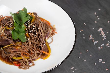 Wok-лапша с говядиной и овощами