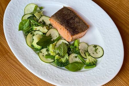 Стейк из лосося с зелеными овощами 
