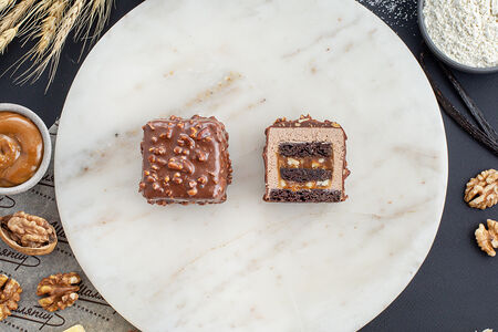 Пирожное шоколадно-ореховое 