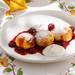 Печеные сырники с вишневым соусом
