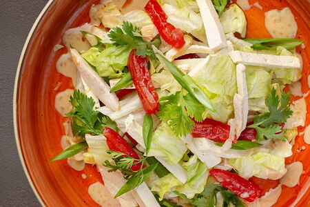 Салат с курицей, сыром тофу и трюфельным маслом