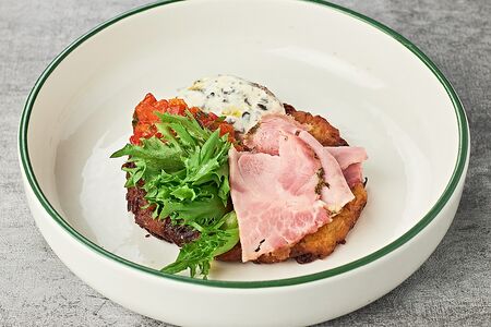 Картофельный драник с ветчиной, грибами и печёной паприкой