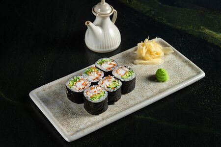 Классический ролл с угрем