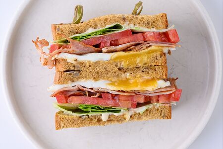 Сэндвич с беконом и яйцом