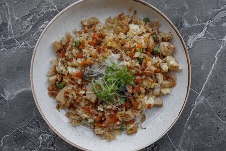 Жареный рис с курицей