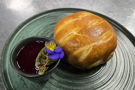 Пирог из телячьих хвостов с клюквенным соумои