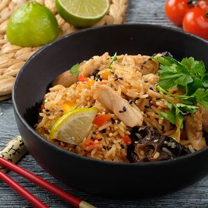 Wok с рисом и курицей