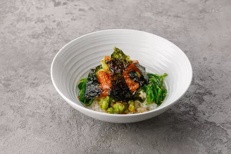 Поке с лососем и сальсой из авокадо