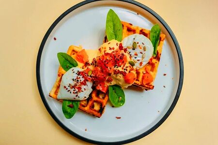 Вафли Бенедикт с лососем