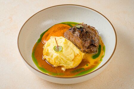 Телячьи щечки с пюре и кремом из перца