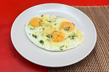 Яичница из 3х яиц с сыром и зеленью