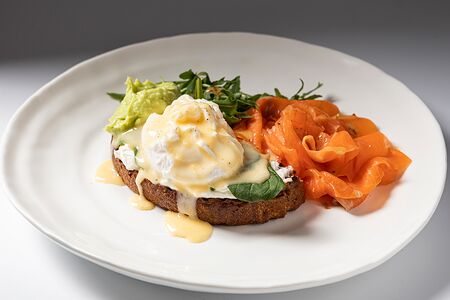 Яйцо Бенедикт с форелью