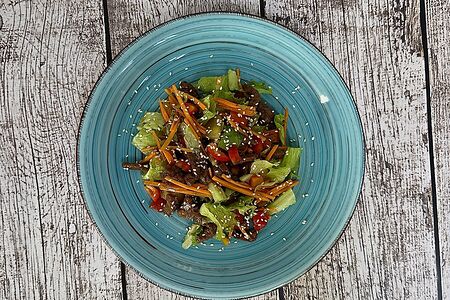 Теплый салат с говядиной и ананасами