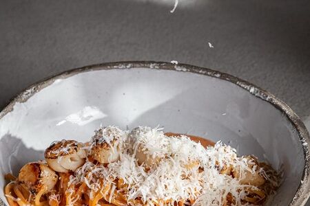 Вафу паста с гребешком, тобикой и соусом ментайко