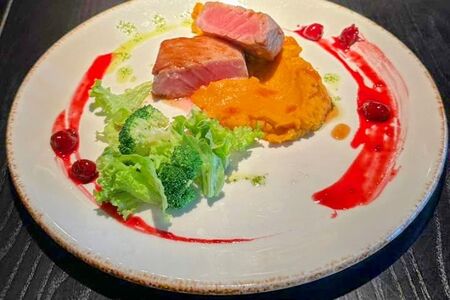 Стейк из тунца с муссом из тыквы, брусничным чатни и шпинатом