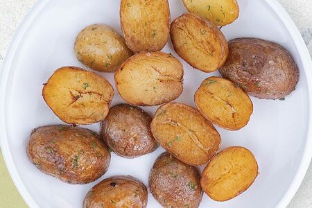 Бэби-картофель с чесноком и зеленью  