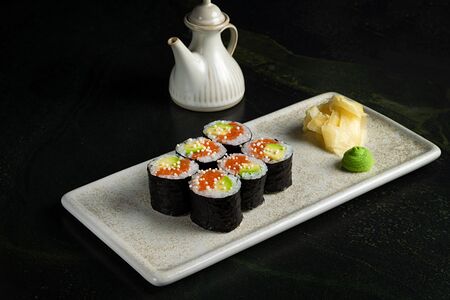 Классический ролл с лососем и авокадо 