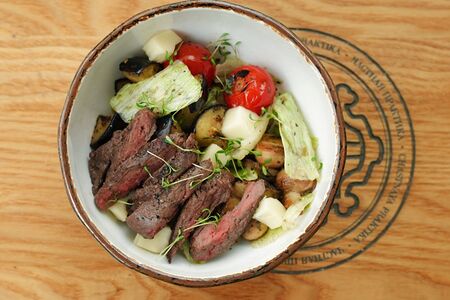 Стейк-салат с обожженными баклажанами