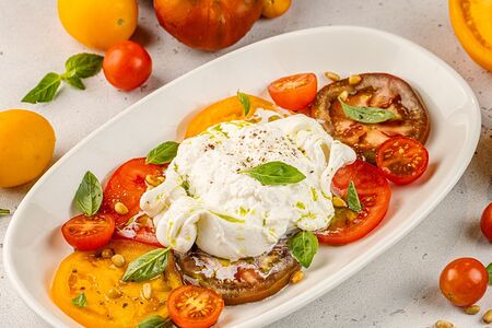 Фермерские томаты с бурратой