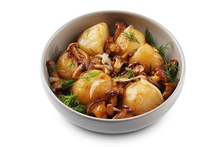 Молодой картофель с лисичками