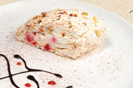 Меренговый рулет с малиной и фисташкой