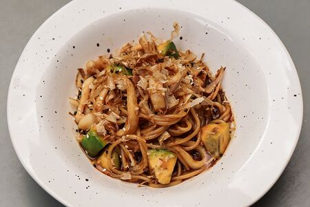 Спагетти с кальмаром и авокадо