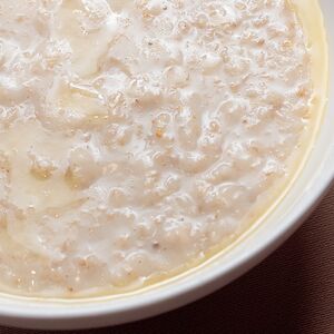 Овсяная каша из цельного зерна с сорбетом манго 