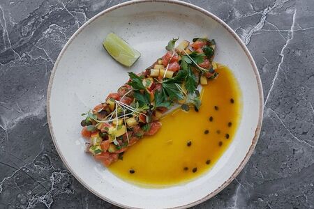 Тартар из форели с манго