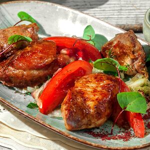 Шашлык грузинский свиной с зеленью и томатами