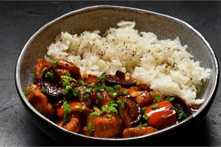 Куриное филе с арахисом в соусе Гунбао