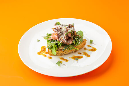 Тартин с ростбифом и беконом