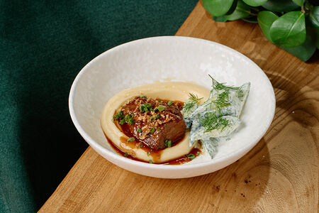 Говяжьи щечки с пюре и салатом из свежих огурцов